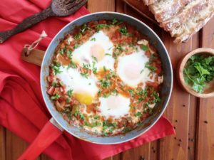Arabská ŠAKŠUKA: Luxusní vejce se zeleninou