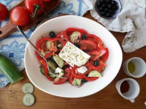 Řecký salát s fetou a olivami HORIATIKI
