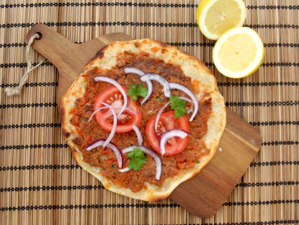 Turecká pizza s mletým masem lahmacun/lahmajun/lahmajoon - Ochutnejte svět