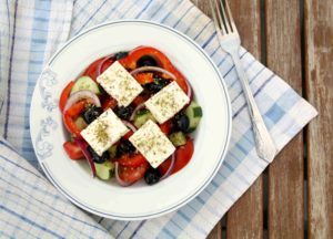 Řecký salát s balkánským sýrem a olivami HORIATIKI