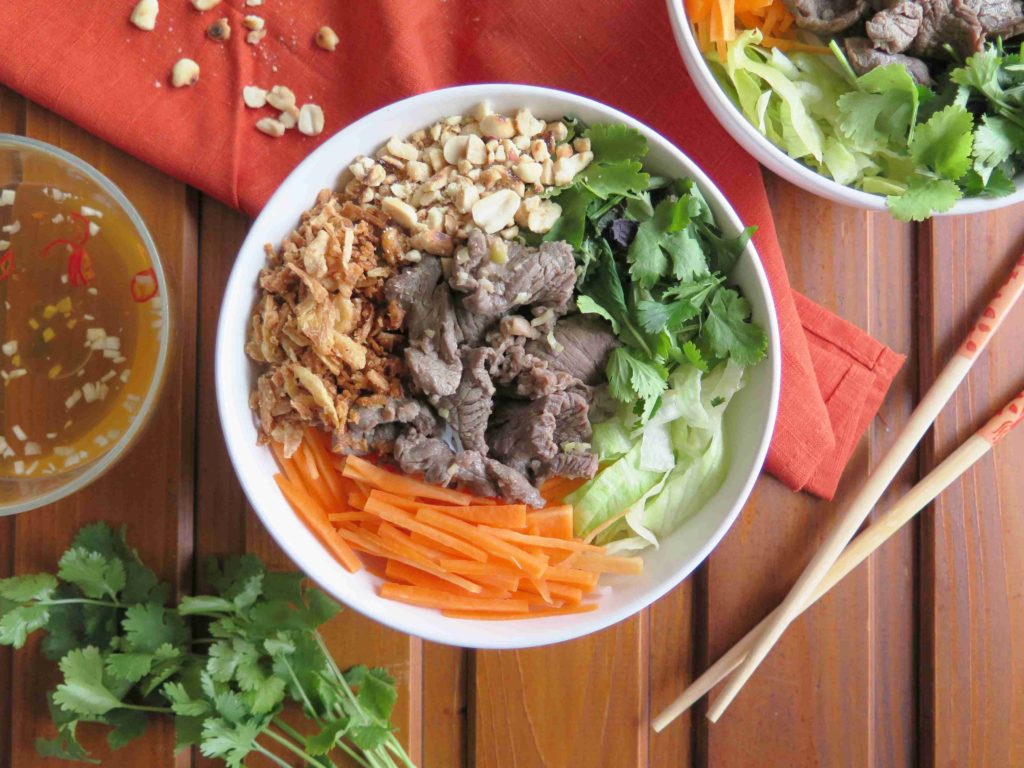 Bun bo nam bo - vietnamský salát s hovězím masem - Ochutnejte svět