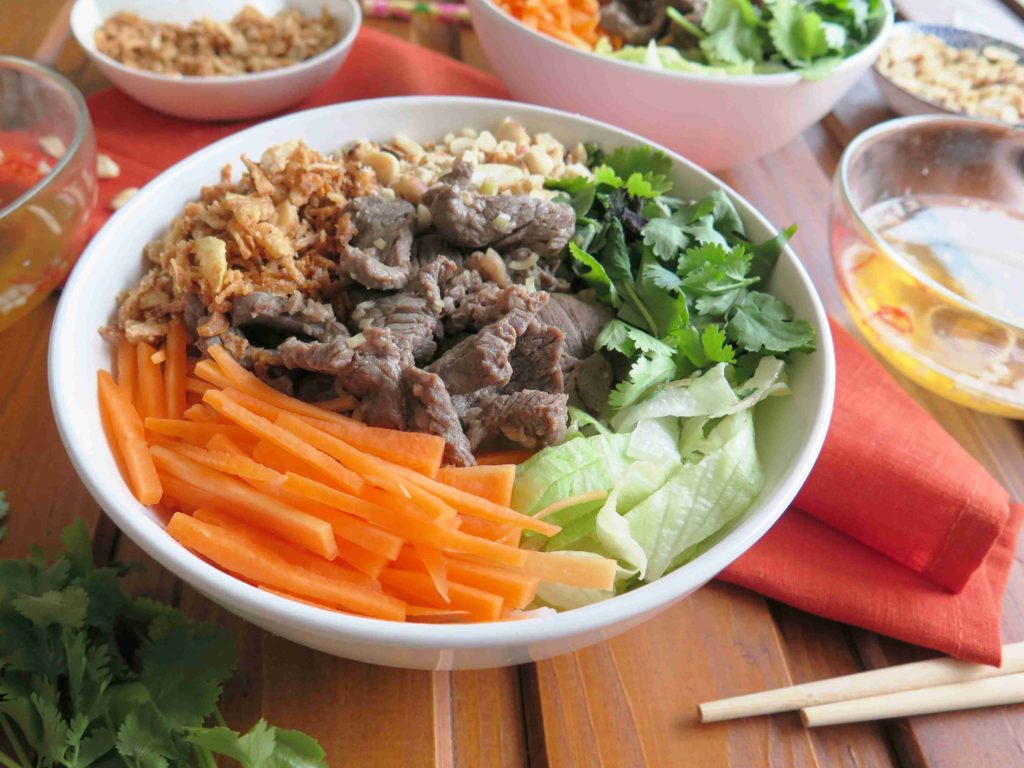 Bun bo nam bo - vietnamský salát s hovězím masem - Ochutnejte svět