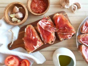 PAN CON TOMATE: Španělské topinky s rajčaty (a jamónem)