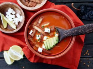 Mexická rajčatová polévka SOPA DE TORTILLA