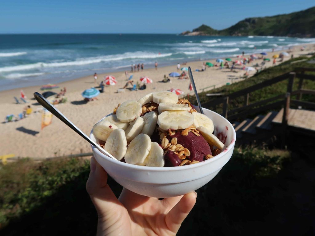 Brazilská acai bowl s banánem a granolou