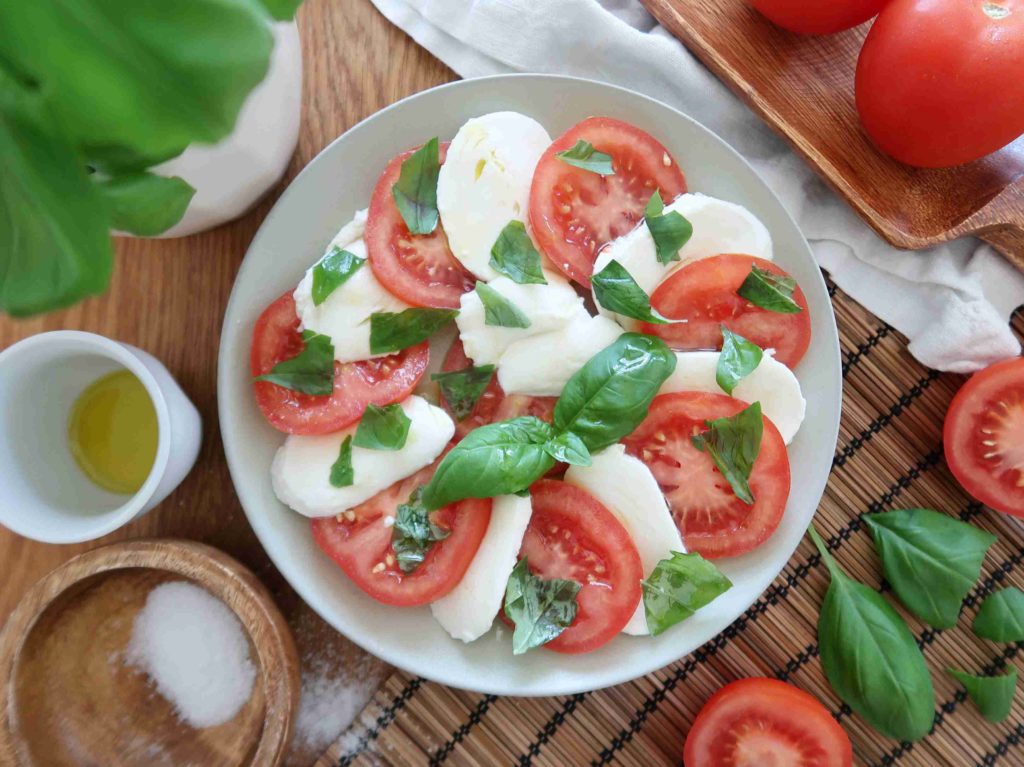 Insalata caprese: salát z rajčat, mozzarelly a bazalky