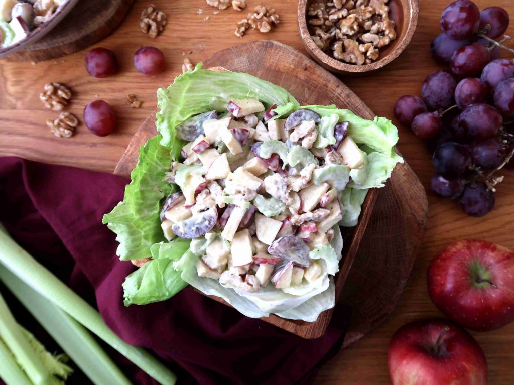 WALDORF SALAD: Americký salár s celerem, jablky a vlašskými ořechy