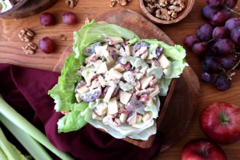 WALDORF SALAD: Americký salát z celeru, jablek a ořechů